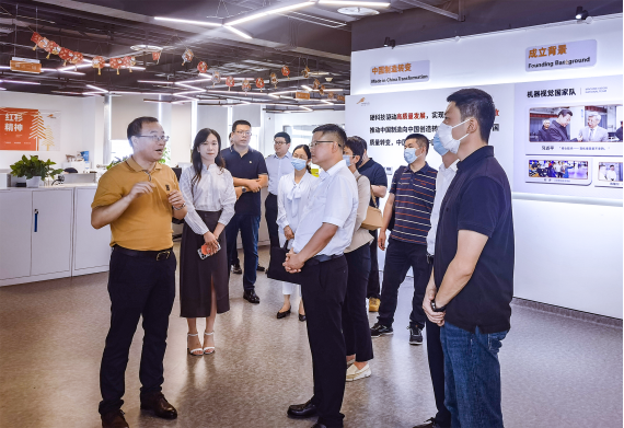 德阳市旌阳区区委书记谢斌一行莅临摇橹船科技参观指导